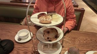 絵画好きな人は楽しめます。