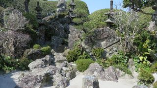 庭園に建てられている塔が独特