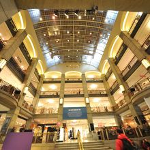 吹き抜けロビー