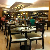 レストランは、テーブル間を狭く配置してます。