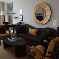 ３８?の部屋には、デスク、ソファーがあります。