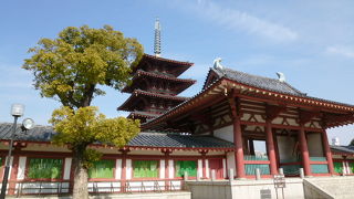 修復を重ねた立派な五重塔です