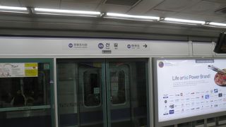 大きなモーテル街がある