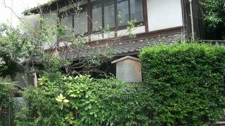 民家の庭先に駒札が立っているだけ