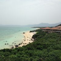 部屋からの眺め。メイン棟とビーチ。