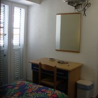 窓からは山側の眺めが見られました。