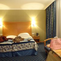 ベッドもバスルームも広々で快適