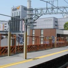 駅と球場の間にはスーパーのダイエーがあります