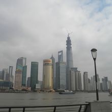 黄色くかすむ景色