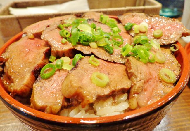 あふれるばかりの黒毛和牛ステーキ丼CPが非常に高く美味しい！