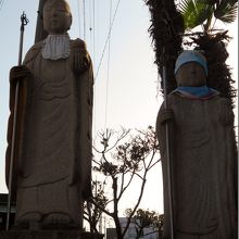 境内の傍ら、鐘堂の奥にお地蔵様がいらっしゃいました。