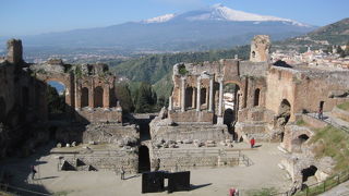 エトナ山と海が見える絶景の劇場