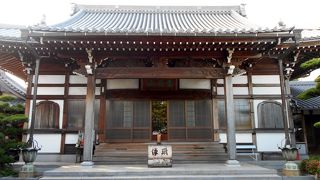 半田市亀崎の神前神社の東隣にあるお寺です。