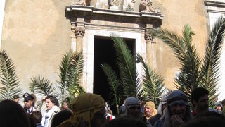 教会の前に大勢の人だかり