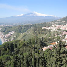 広場から見る海と山の大パノラマ