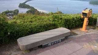 単なる展望台ではなく、いろいろ楽しめる工夫がされています。