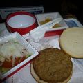 パリ行の機内食は”モズバーガー”が