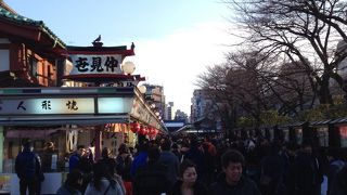 休日の賑わいは…