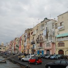 プロチーダの港近くの風景