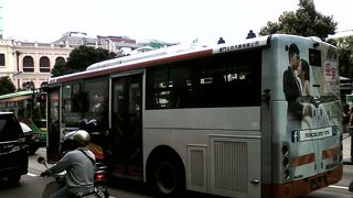 列車のないマカオでは街を代表する移動手段です