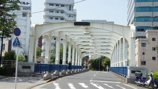 永代橋との景観上のバランスを考慮して設計