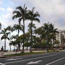 ワイキキビーチに沿うカラカウア通り