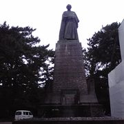 桂浜には大きな坂本龍馬像があります