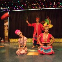 民族の衣装が華やかでした