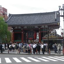 浅草文化観光センターから見た雷門