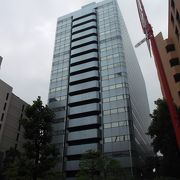 横浜西口のオフィスビル群のひとつ