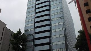 横浜西口のオフィスビル群のひとつ