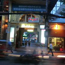 ハイパー・チュン通りの入口