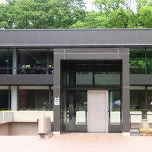 2階にテーブルとイスが並んでいるのがミュージアムテラスです。