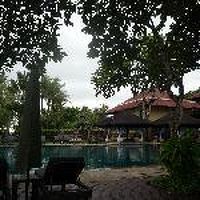 広大な敷地の中にある