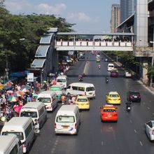 周辺はタクシーが多く大きな荷物の持ち帰りも困らない。