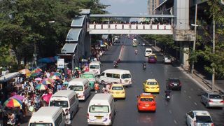 巨大マーケットで1日中楽しめる