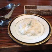 本を読みながらハヤシライスを食べる