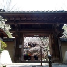 山門。右手に京都東山慈照寺の向月台のようなものがあります。