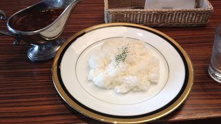 本を読みながらハヤシライスを食べる