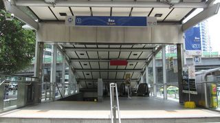 反政府デモ隊が完全撤退して静かな駅に戻った