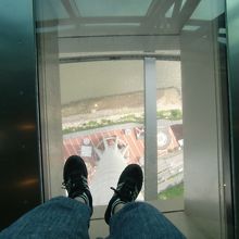 お約束のガラスの床