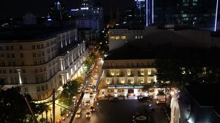 人民委員会の庁舎がライトアップされていて綺麗だ