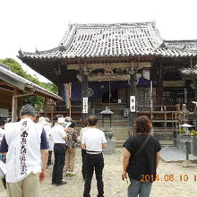 本堂でお参りし勤行をします