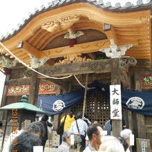 太子堂でお参りし勤行をします