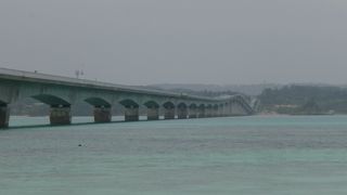 ほぼ直線の長い橋、その両側には美しい海