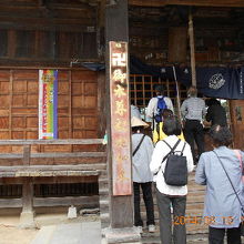 ここでは本堂の中に入ってお参りと勤行をします