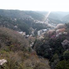 展望岩休憩舎からの眺望?。鬼岩温泉街が眼下にのぞめます。