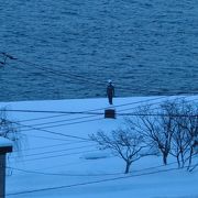 雪景色とシオン像