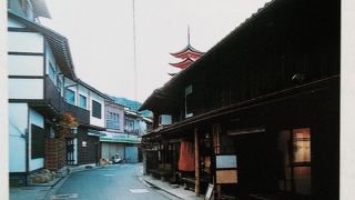 灯篭浮かぶ風情ある通り