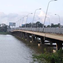 橋を渡ると左側に王宮、右側にドンバ市場がある